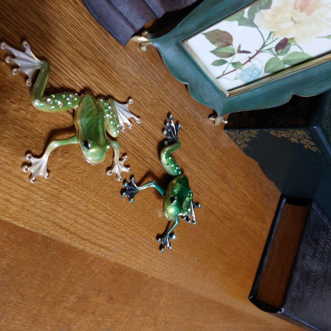 緑色のエナメル製カエルの置物2点