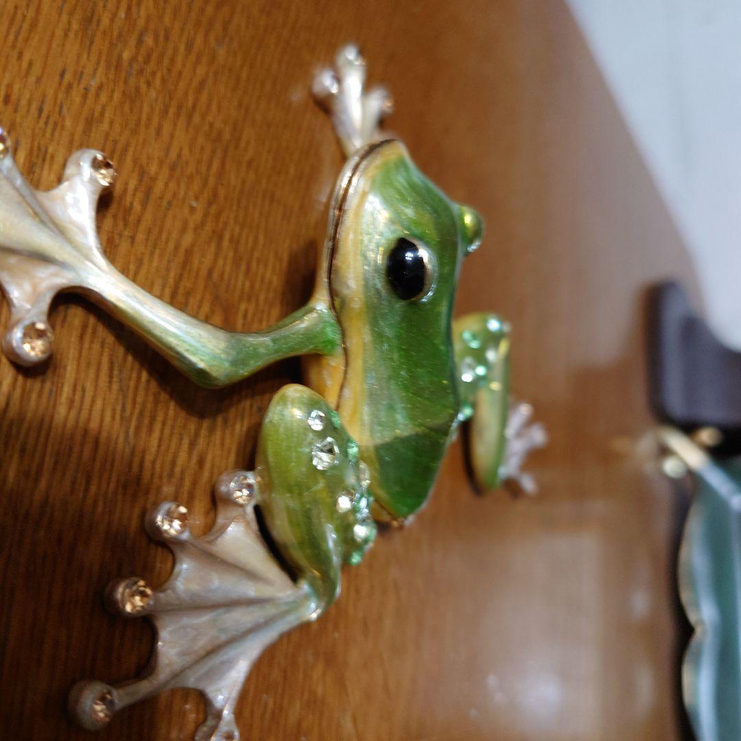 緑色のエナメル製カエルの置物2点