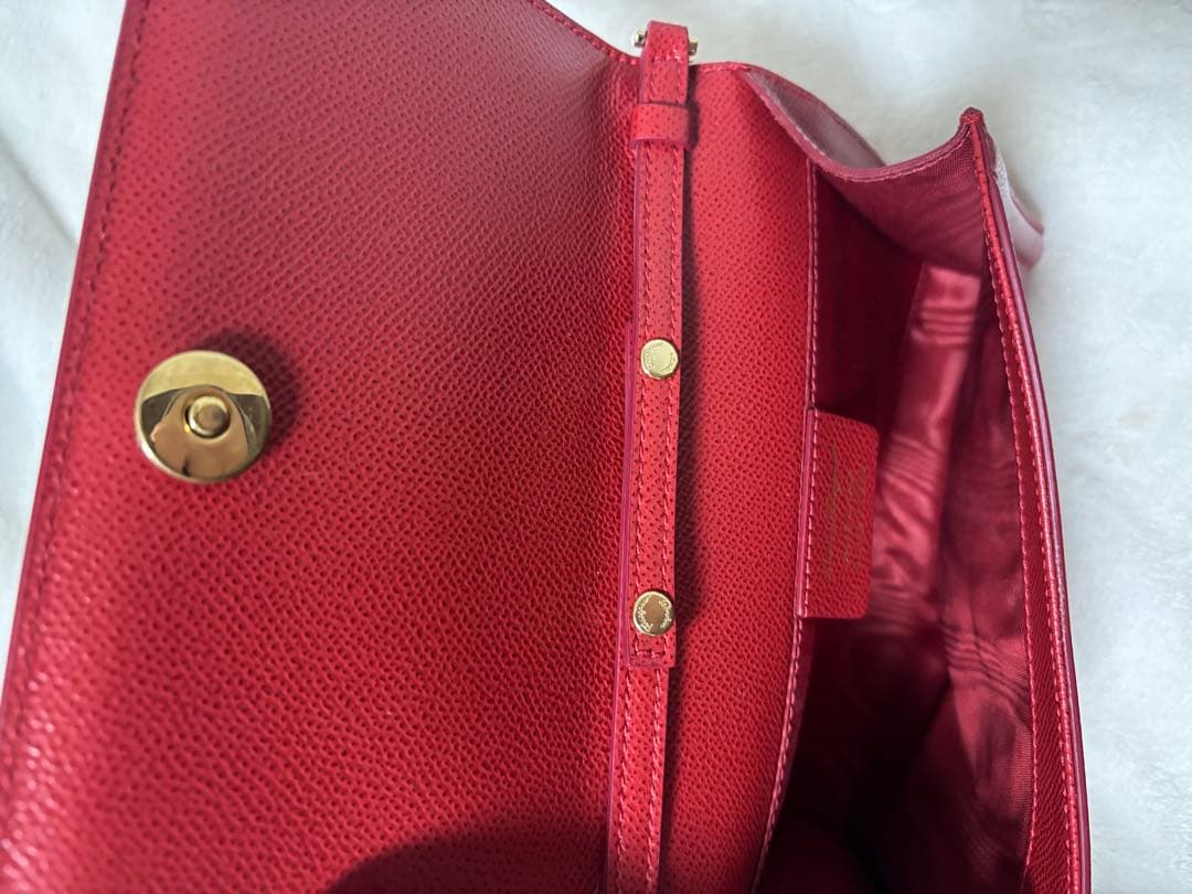 サルヴァートフェラガモ ヴァラチェーン クラッチバッグ レッド