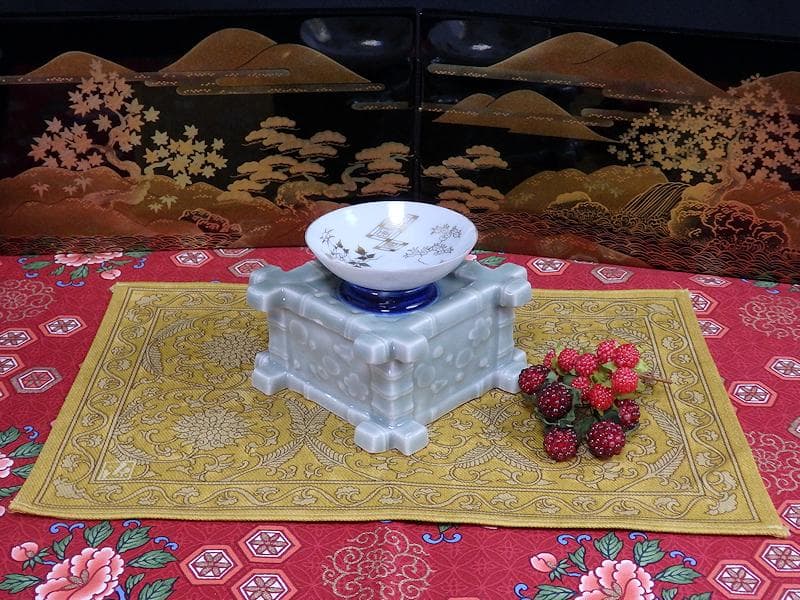 古伊万里　青磁　陽刻　井戸型　梅花の図　盃台　E264AS-CGr