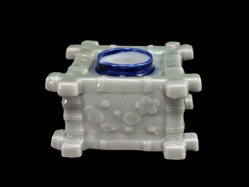 古伊万里　青磁　陽刻　井戸型　梅花の図　盃台　E264AS-CGr