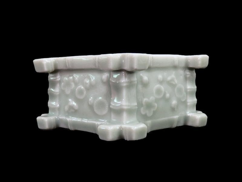 古伊万里　青磁　陽刻　井戸型　梅花の図　盃台　E264AS-CGr