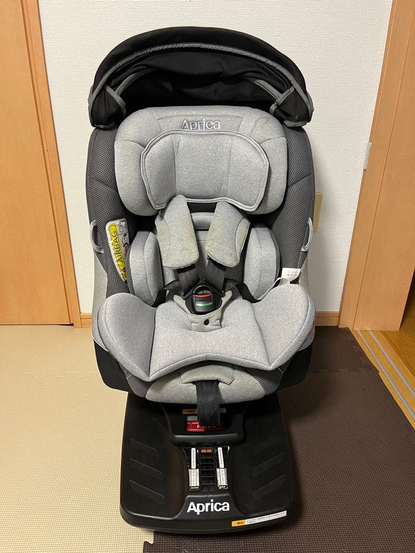 週末限定値下げ！Aprica クルリラ チャイルドシート グレー　ガイドキャップ