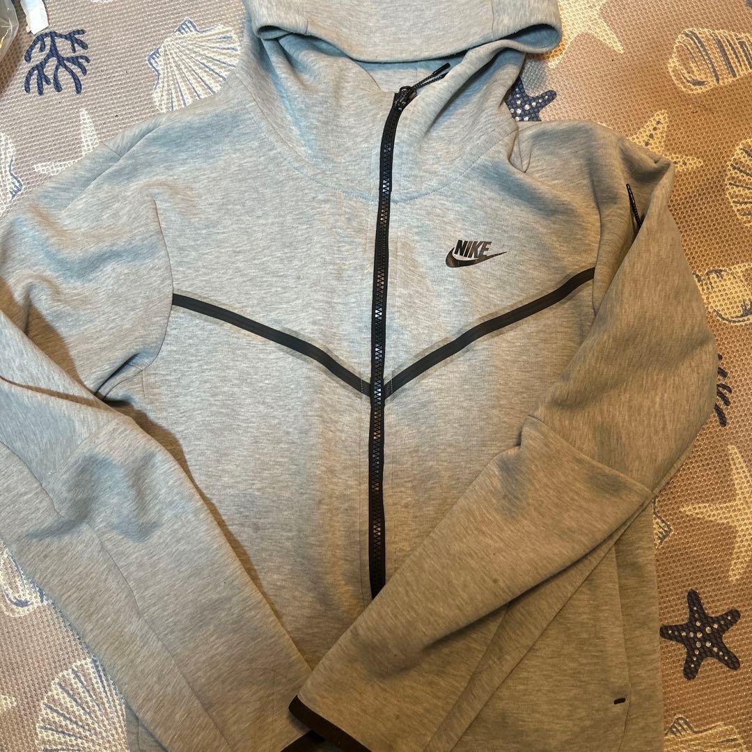 ナイキ テックフリース 灰色