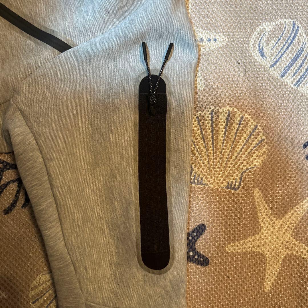 ナイキ テックフリース 灰色