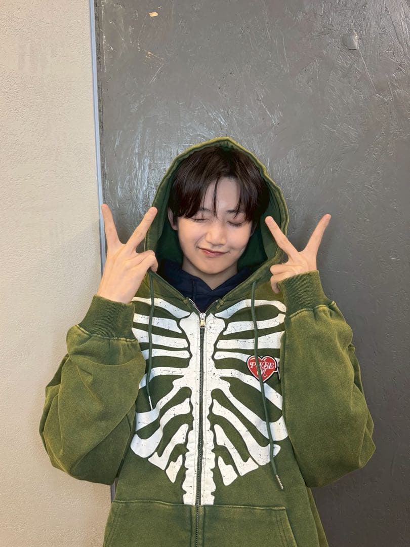 ＊専用＊ TREASURE フーディー M 未開封 カーキ PLUSE ON