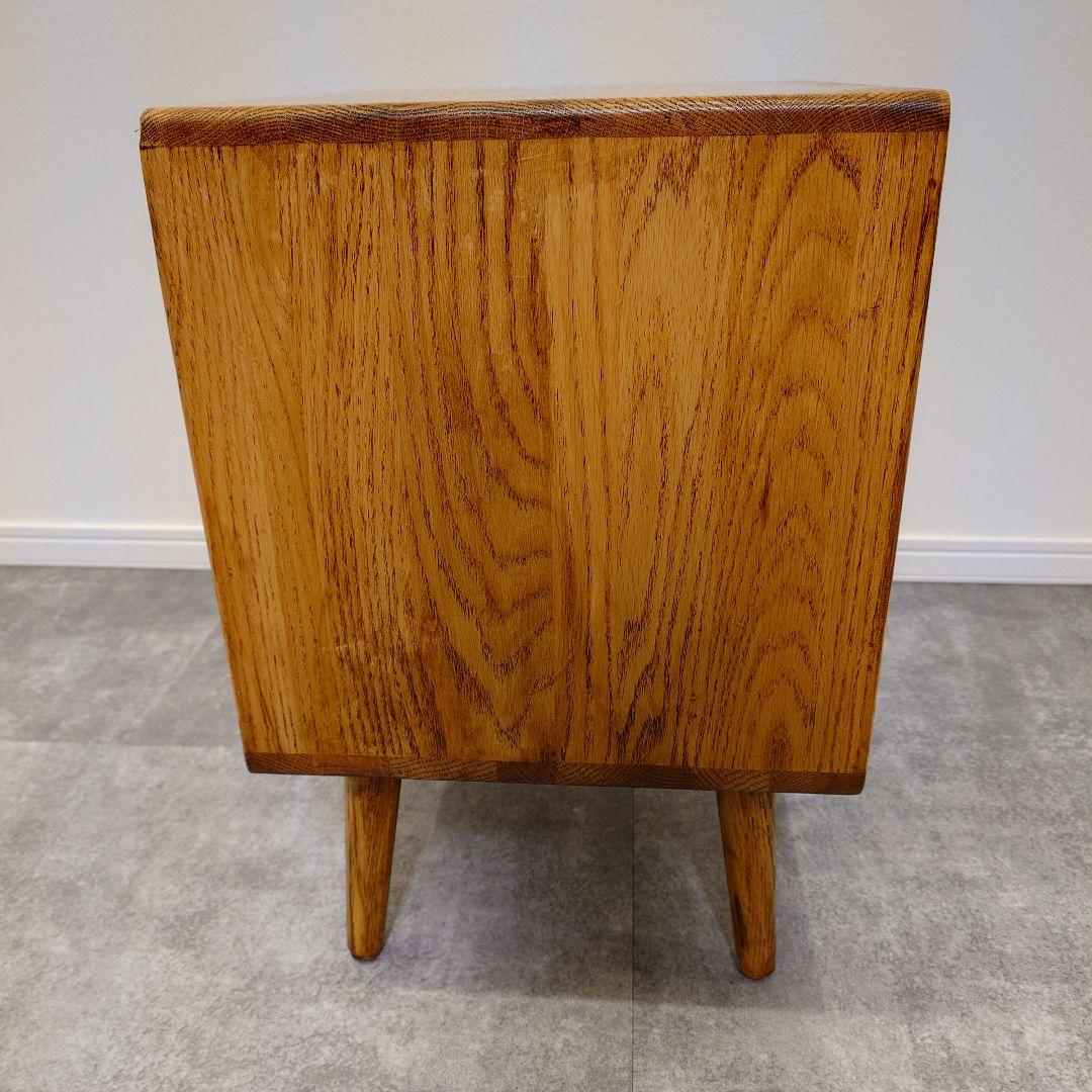 ヴィンテージ家具のラタン編みサイドテーブル