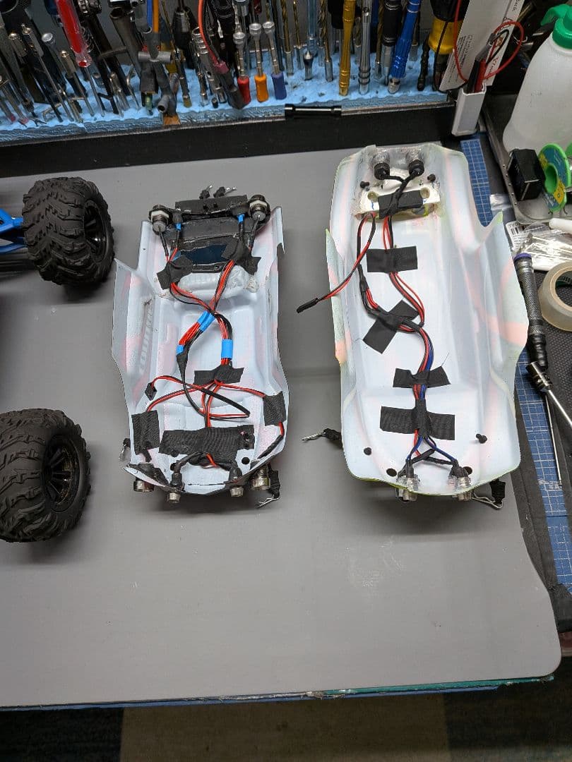 トラクサスEレボ1/１６ 更に変更しました。ボデーは、1台を、選択して下さい。