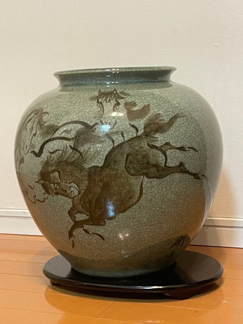 古い大堀相馬焼骨董希少品。特大，大形冰裂開片壺　描金奔馬柄。希少美品。