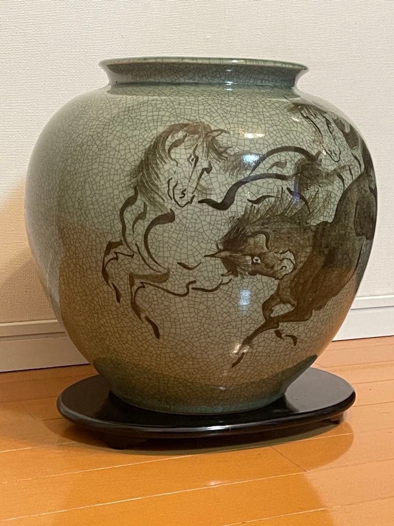 古い大堀相馬焼骨董希少品。特大，大形冰裂開片壺　描金奔馬柄。希少美品。