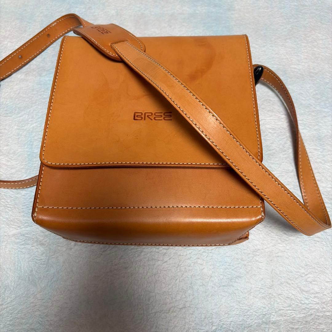 BREE ショルダーバッグ サコッシュ ヌメ革