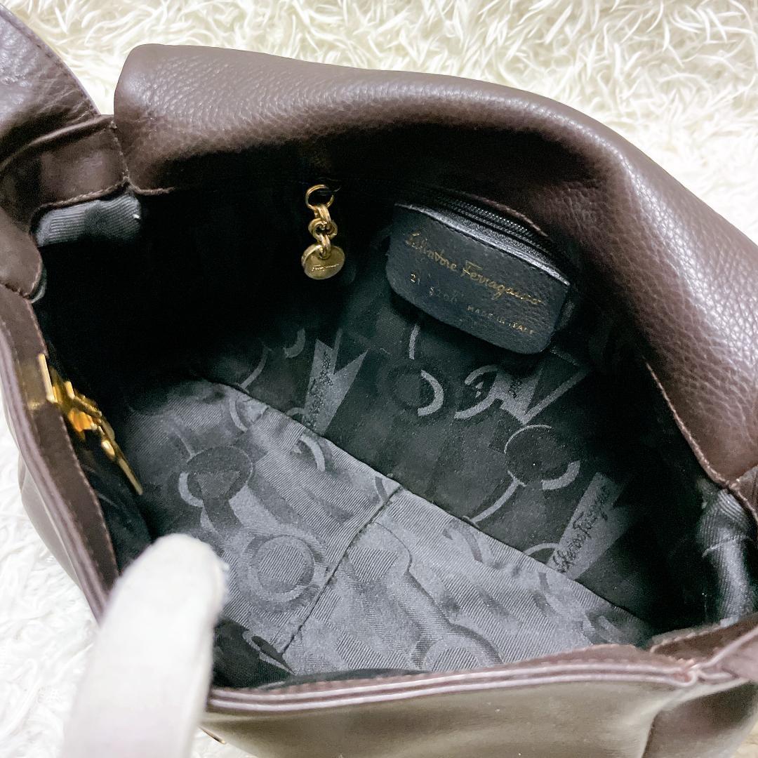 サルヴァトーレフェラガモ ガンチーニ レザーショルダーバッグ ゴールド金具