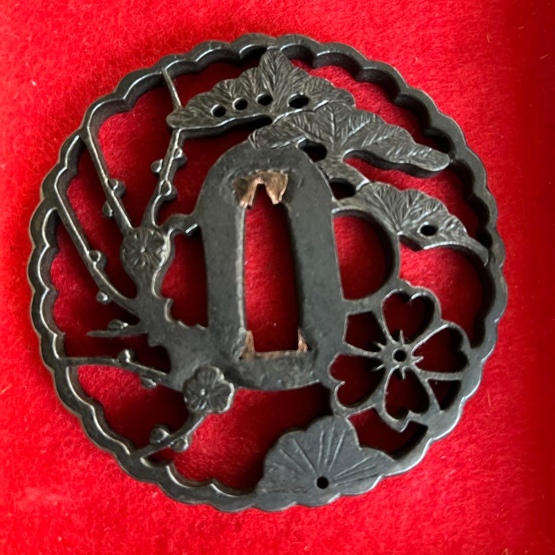 松樹と梅花図の大鍔