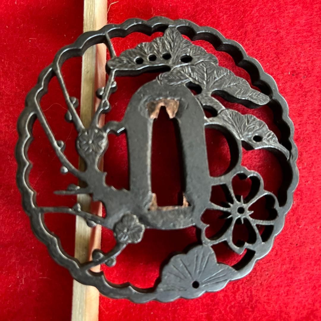 松樹と梅花図の大鍔