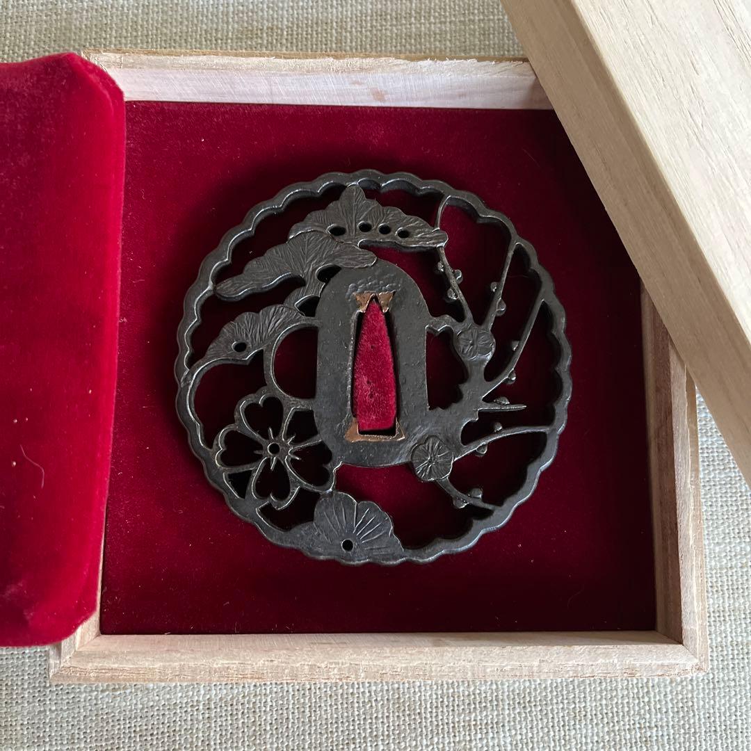 松樹と梅花図の大鍔