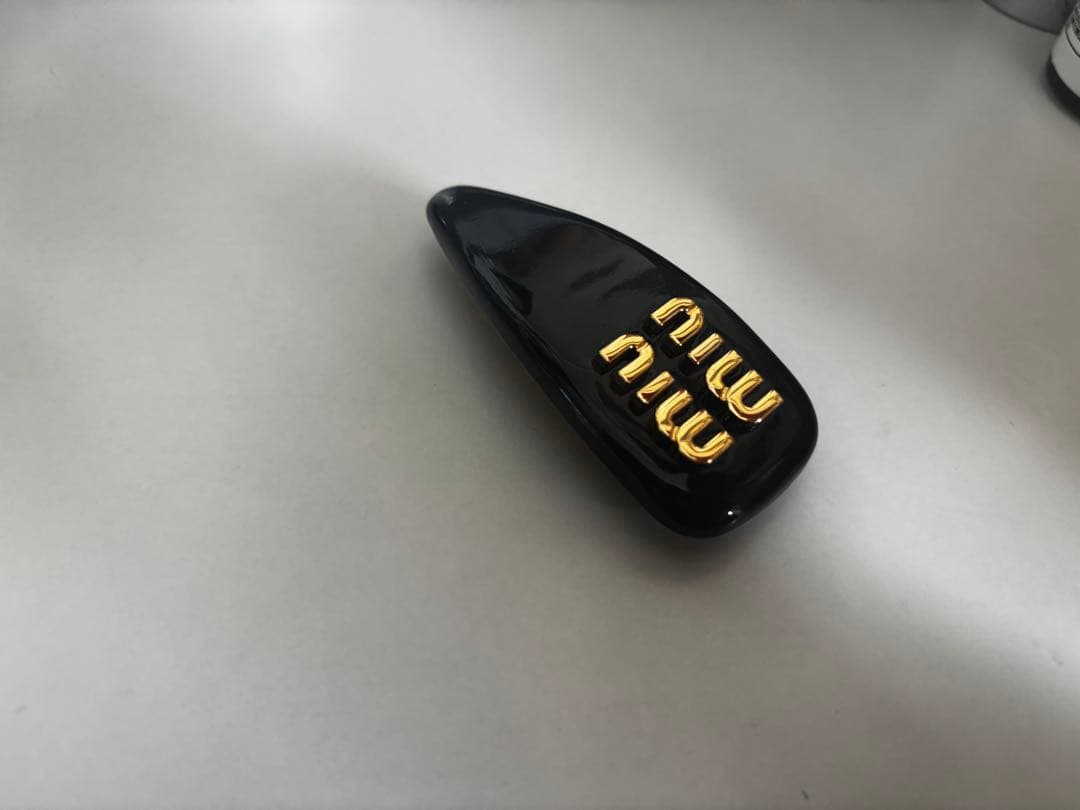 miu miu パテントレザーヘアクリップ 黒　箱無し