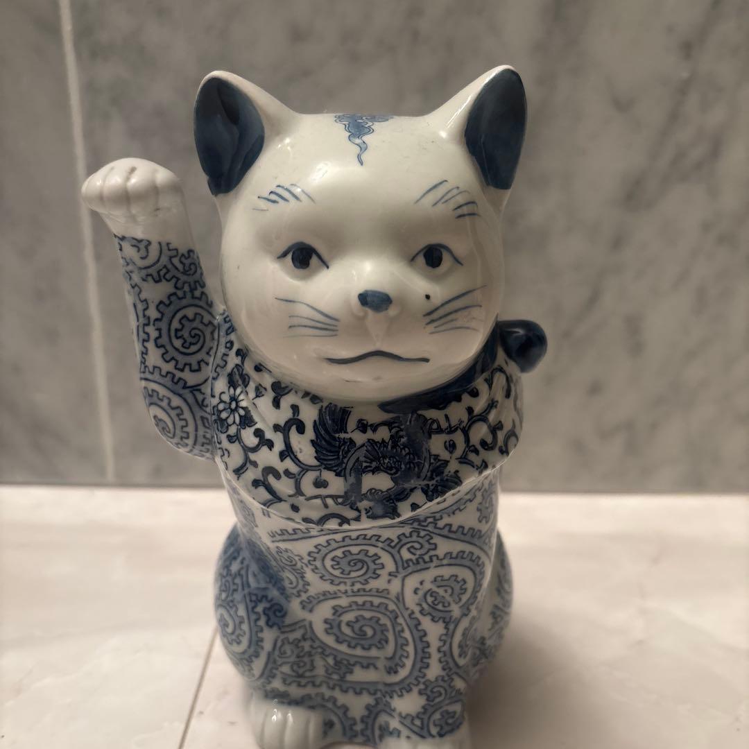 アンティーク　瞳やまつ毛、ヒゲ、体の唐草模様が美しい陶磁器の招き猫
