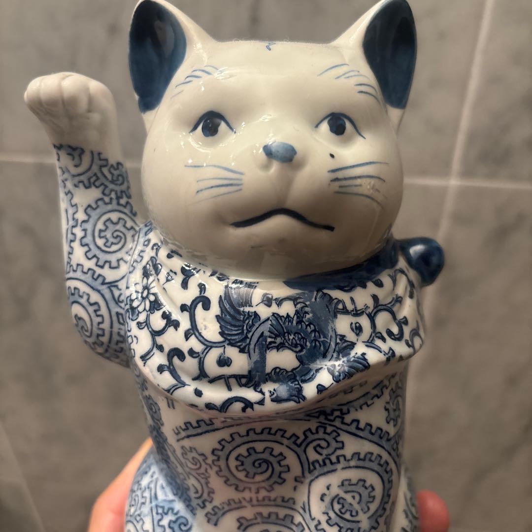 アンティーク　瞳やまつ毛、ヒゲ、体の唐草模様が美しい陶磁器の招き猫