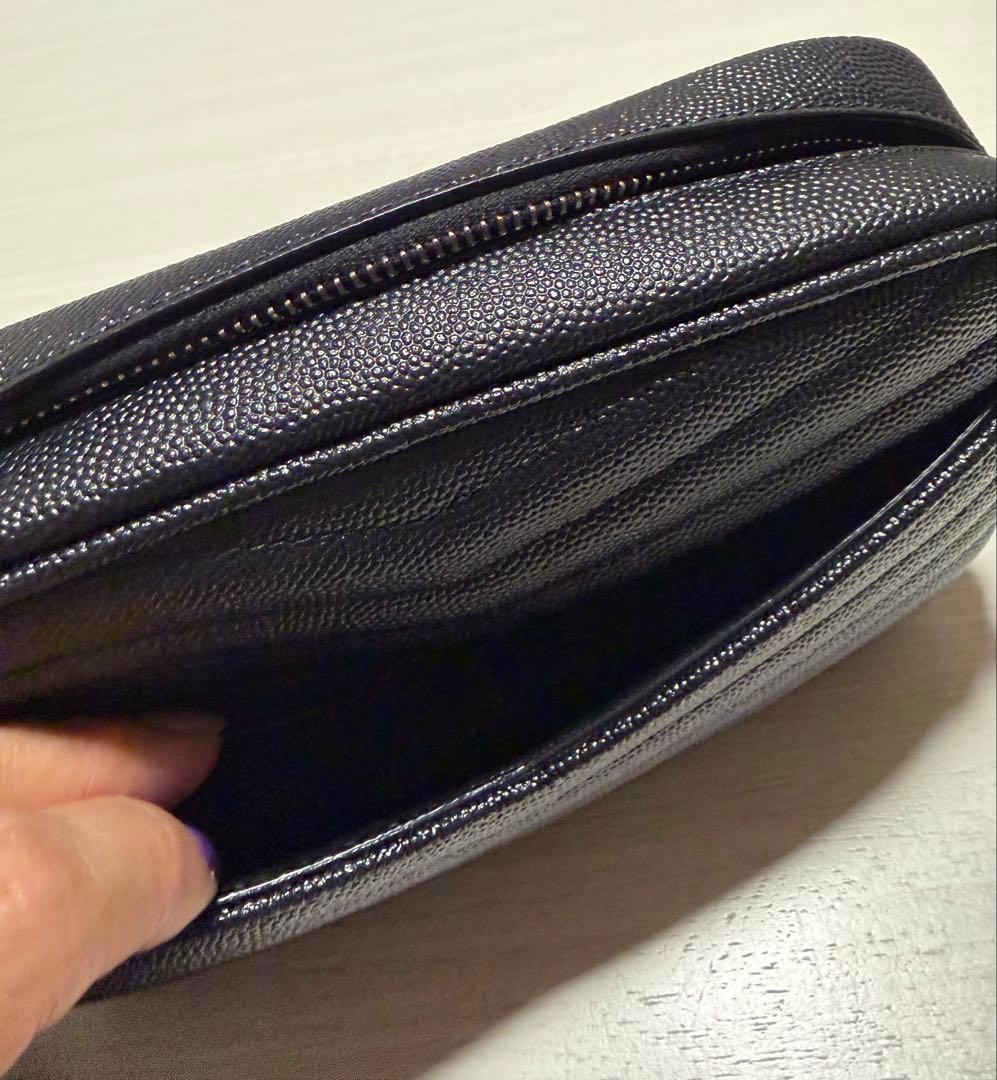 YVES SAINT LAURENTルー レザー Vステッチ ショルダーバッグ