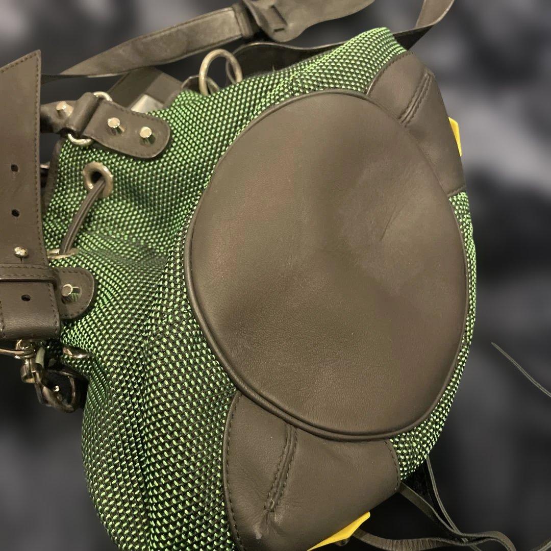 バレンシアガ ミニポンポン