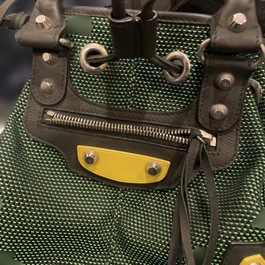 バレンシアガ ミニポンポン