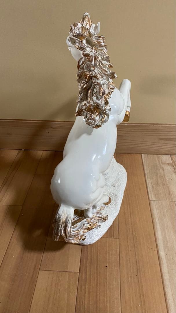 白い馬の陶器時計