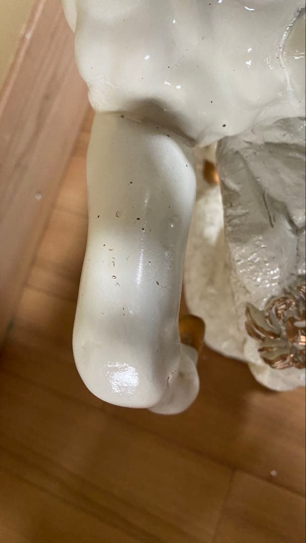 白い馬の陶器時計