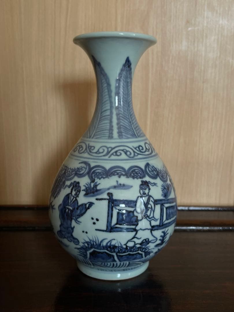 青白磁 花瓶 人物と風景の絵柄