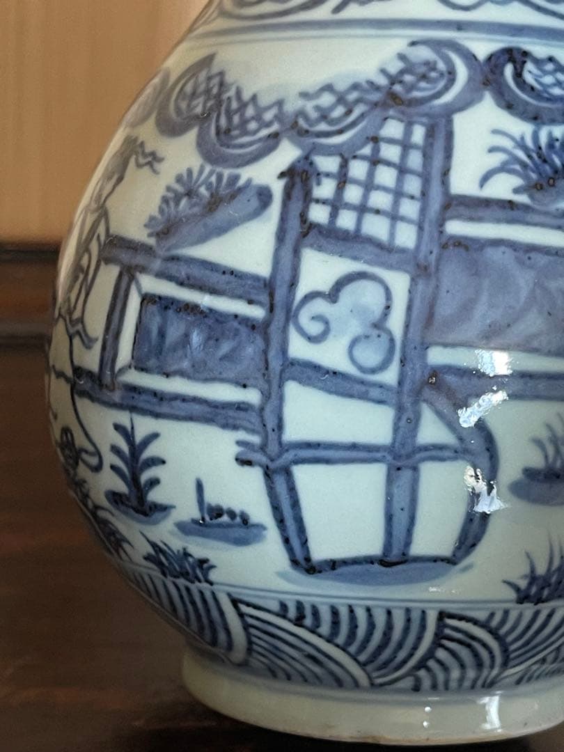 青白磁 花瓶 人物と風景の絵柄