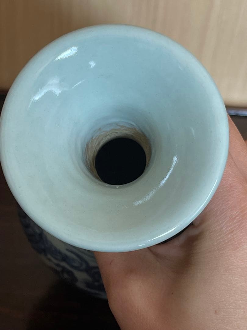 青白磁 花瓶 人物と風景の絵柄