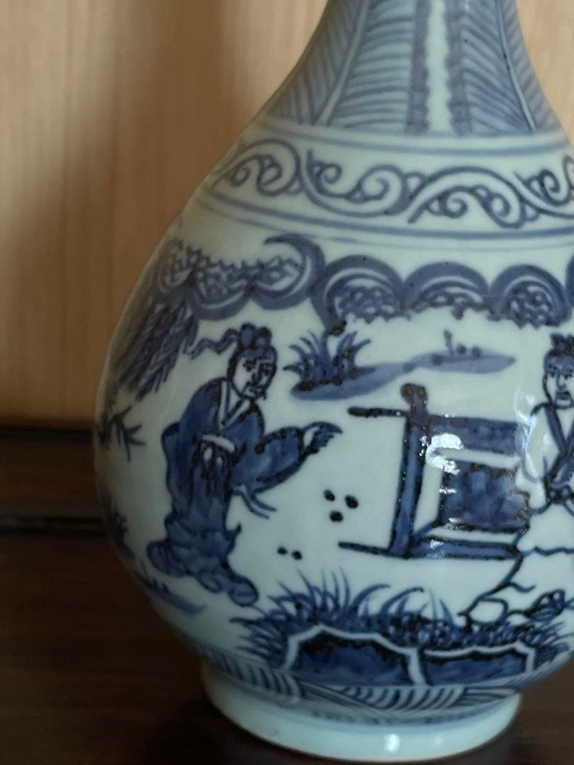 青白磁 花瓶 人物と風景の絵柄