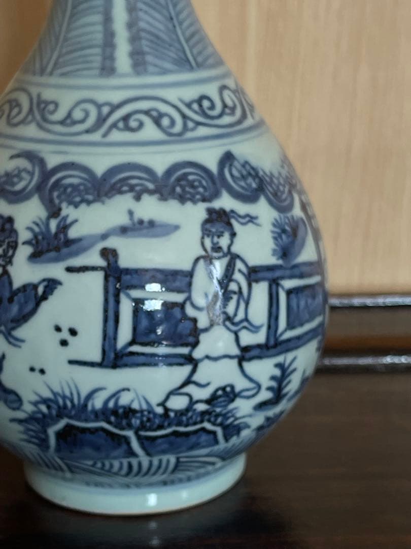 青白磁 花瓶 人物と風景の絵柄