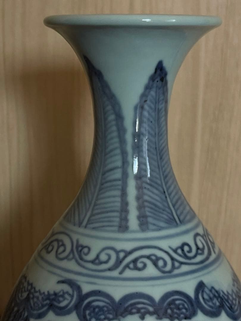 青白磁 花瓶 人物と風景の絵柄