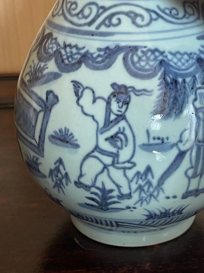 青白磁 花瓶 人物と風景の絵柄