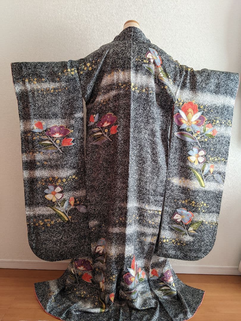 ■✨豪華お振袖✨【作家物 舞花文 たたき染め 金彩 正絹 グレー】成人式 結婚式