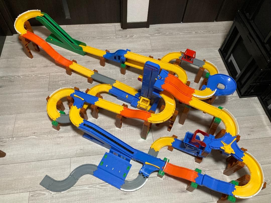 トミカ どうろセット３種類＋橋脚・どうろ等30点以上追加