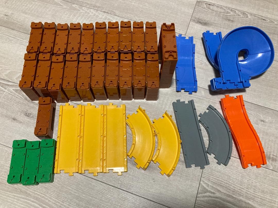 トミカ どうろセット３種類＋橋脚・どうろ等30点以上追加