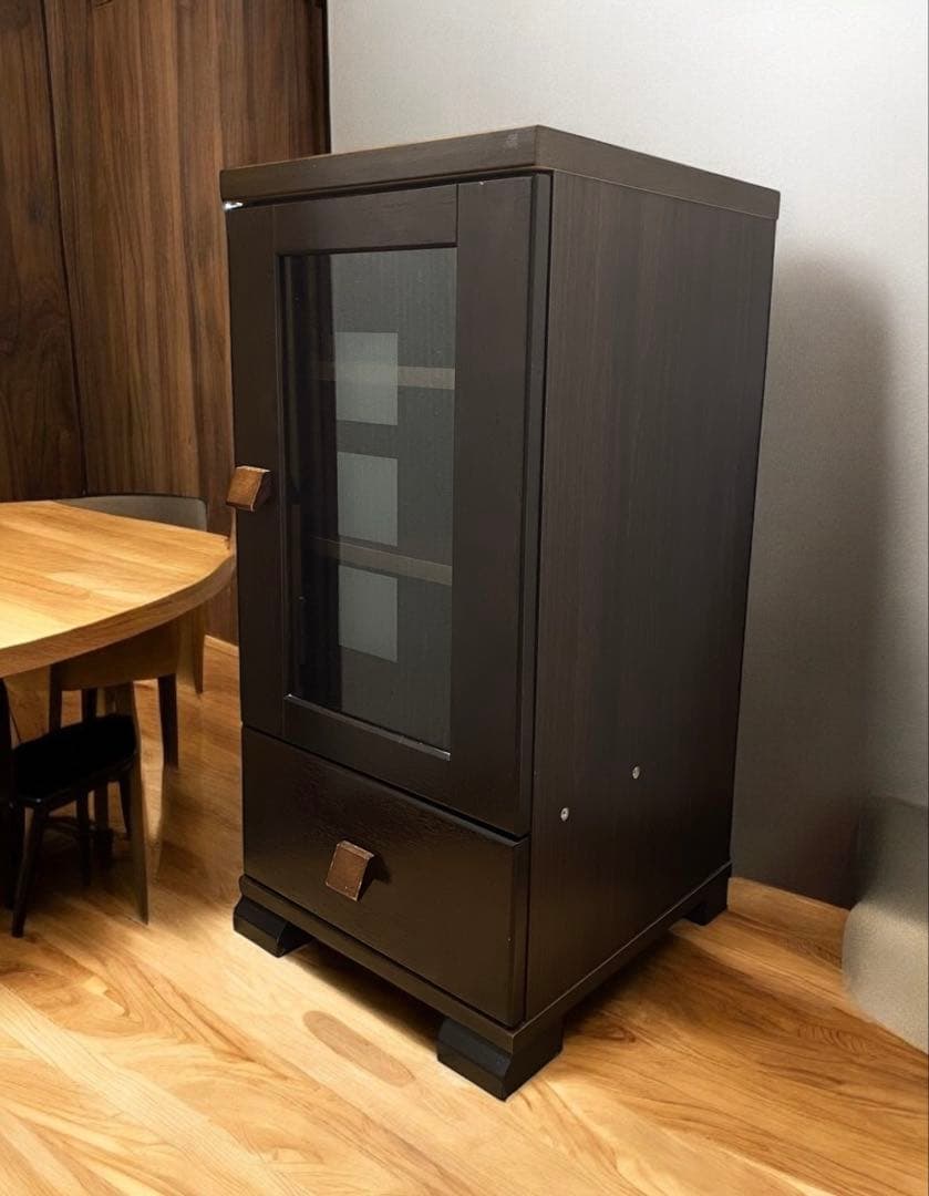 和洋どちらにも合うガラス扉のスリムキャビネット　42×39×81.5センチ