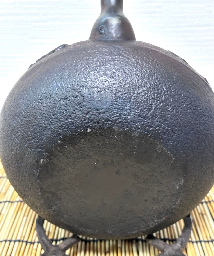 未使用品、供箱等付属品付　岩手県奥州 佐秋鋳造所 佐藤守巨造 真作保証　南部鉄瓶