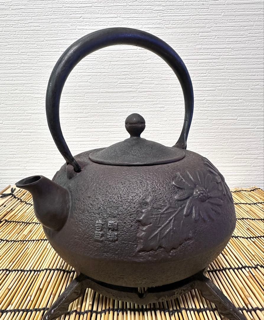 未使用品、供箱等付属品付　岩手県奥州 佐秋鋳造所 佐藤守巨造 真作保証　南部鉄瓶