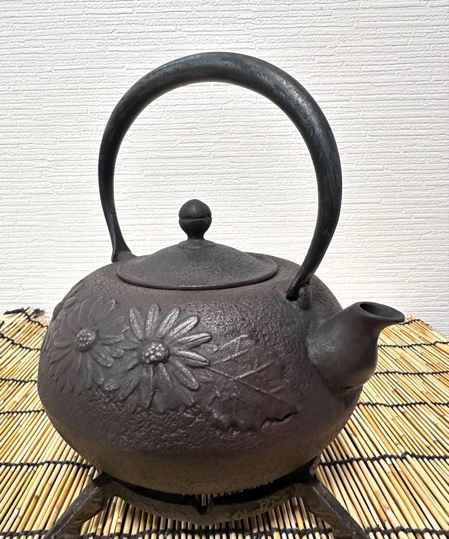 未使用品、供箱等付属品付　岩手県奥州 佐秋鋳造所 佐藤守巨造 真作保証　南部鉄瓶