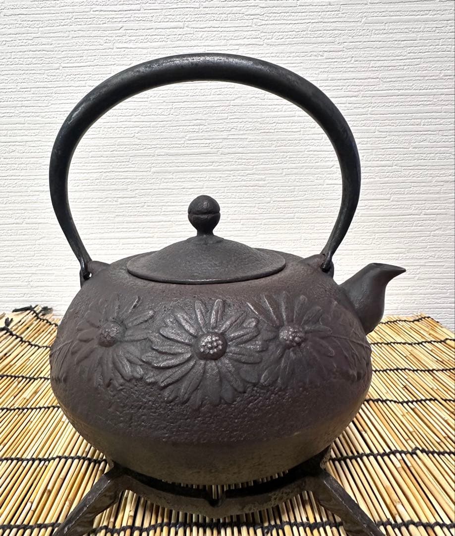 未使用品、供箱等付属品付　岩手県奥州 佐秋鋳造所 佐藤守巨造 真作保証　南部鉄瓶