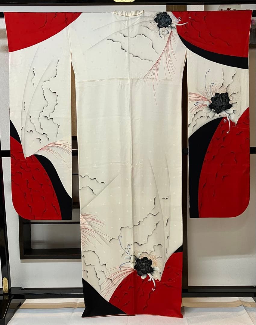 赤白黒 花模様　ブランド　振袖