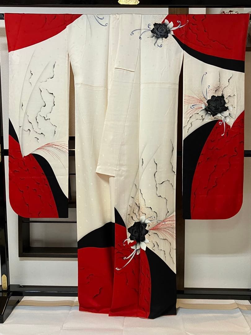 赤白黒 花模様　ブランド　振袖