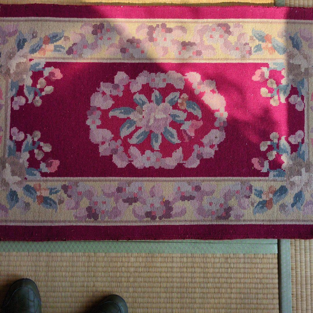 緞通 段通 絨毯 肉厚 花柄 房あり　厚さ約2cm 綺麗なワインレッド