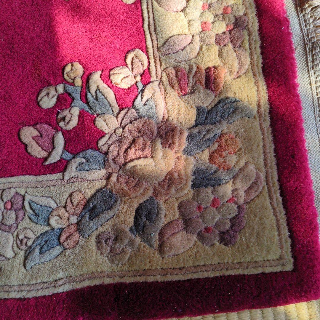 緞通 段通 絨毯 肉厚 花柄 房あり　厚さ約2cm 綺麗なワインレッド