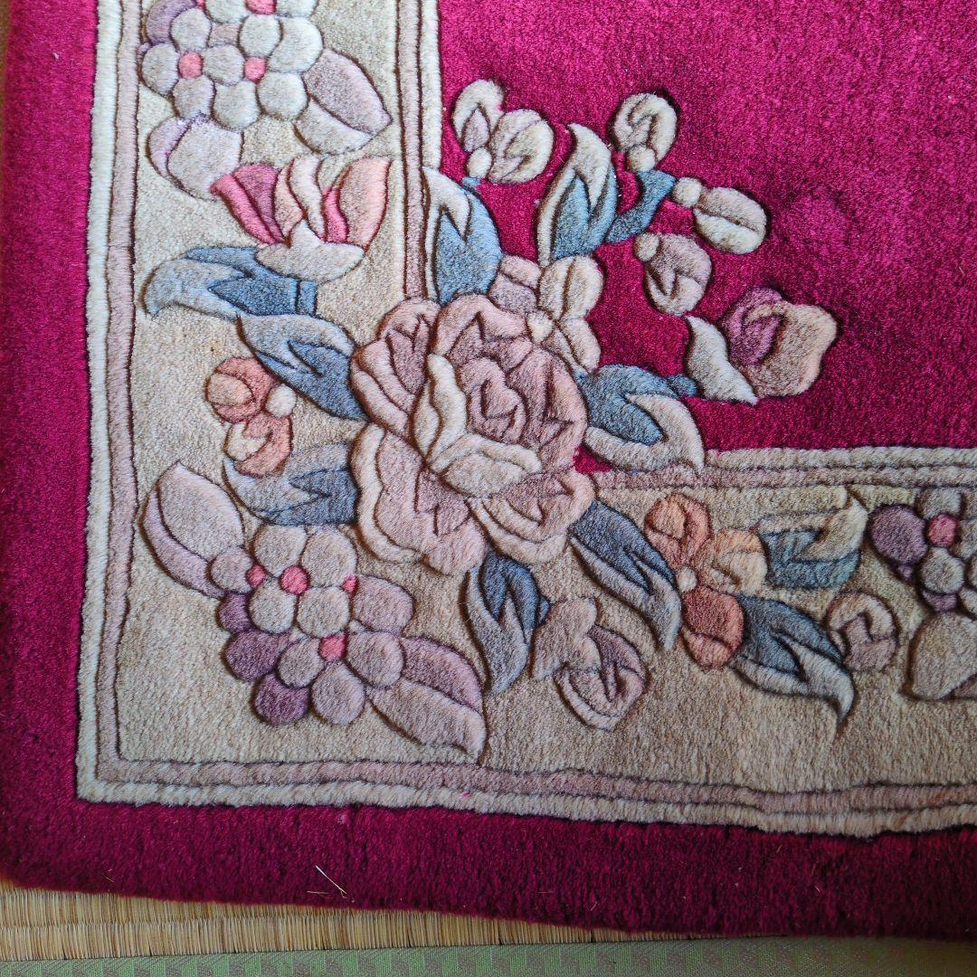 緞通 段通 絨毯 肉厚 花柄 房あり　厚さ約2cm 綺麗なワインレッド