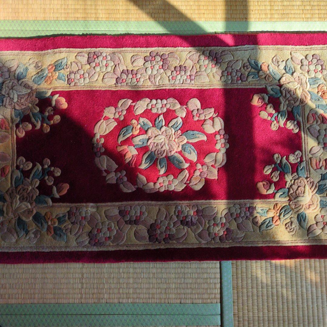 緞通 段通 絨毯 肉厚 花柄 房あり　厚さ約2cm 綺麗なワインレッド