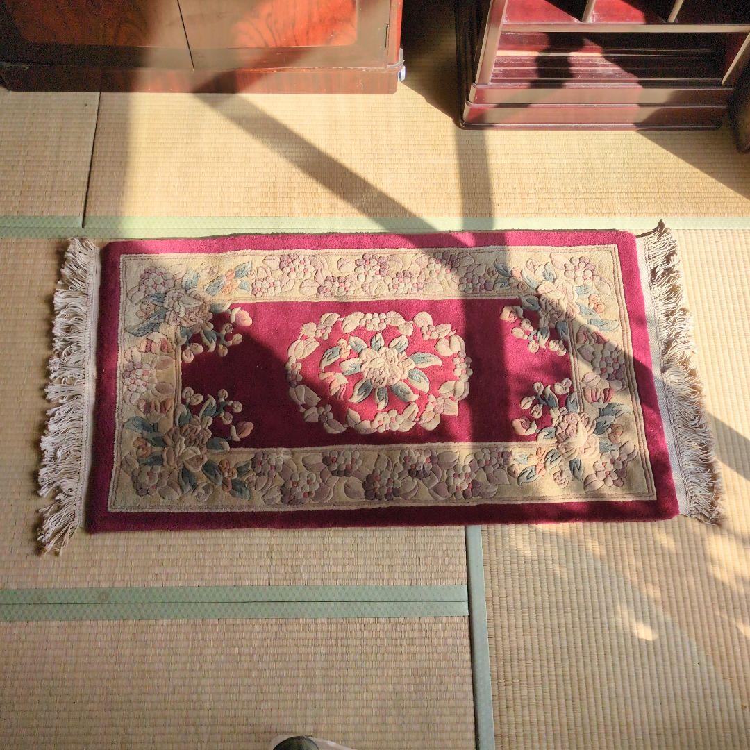 緞通 段通 絨毯 肉厚 花柄 房あり　厚さ約2cm 綺麗なワインレッド