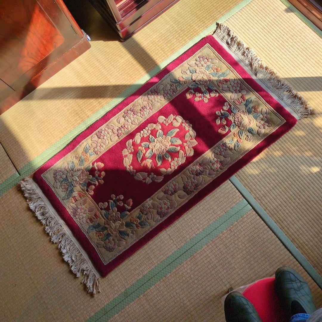 緞通 段通 絨毯 肉厚 花柄 房あり　厚さ約2cm 綺麗なワインレッド